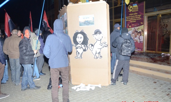 Офіційно: в Хмельницькому протестувальники зірвали концерт Потапа і Насті