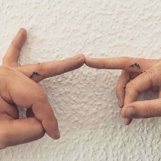 Анджелина Джоли сделала загадочные татуировки на средних пальцах (фото)
