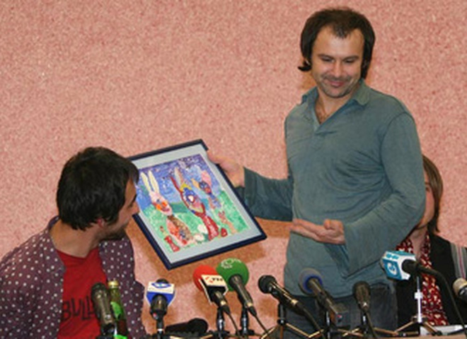 Святославу Вакарчуку подарил картину ребенок-инвалид
