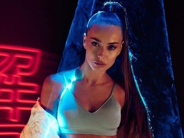 «Холостячка» Ксенія Мішина відсвяткувала 34-річчя на пляжі у відвертому бікіні