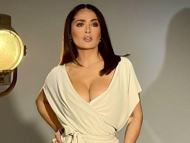 57-річна Сальма Гаєк запостила нове фото у купальнику