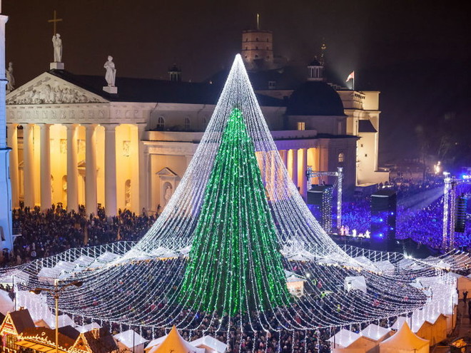 Самая красивая новогодняя ёлка установлена в Вильнюсе
