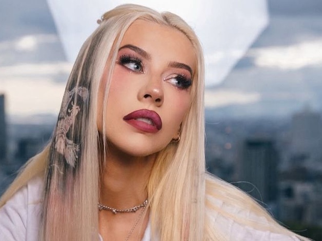 Крістіна Агілера показала фото топлес на честь свого 44-річчя