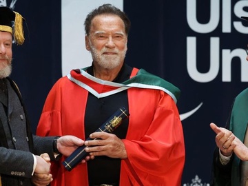 78-річний Шварценеггер отримав докторський ступінь у Белфасті