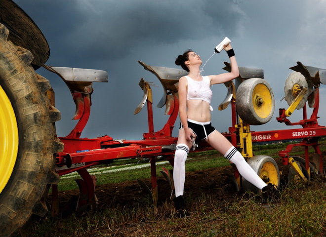 Сексуальні селянки: дружини австрійських фермерів знялися для еротичного календаря