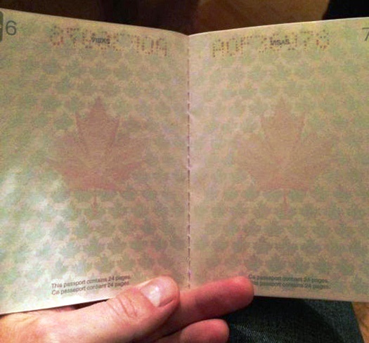 Крутой паспорт гражданина Канады в свете ультрафиолета