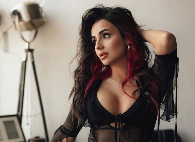 Анна Трінчер зізналася, чи шкодує про маммопластику, і засвітила шрами від операції