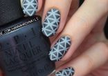Маникюр с треугольным принтом