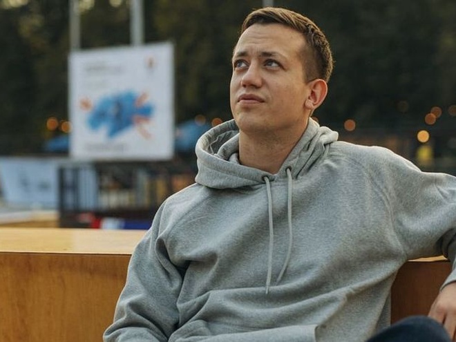 З довгим волоссям та голим торсом: Олексій Дурнєв показав себе в юності