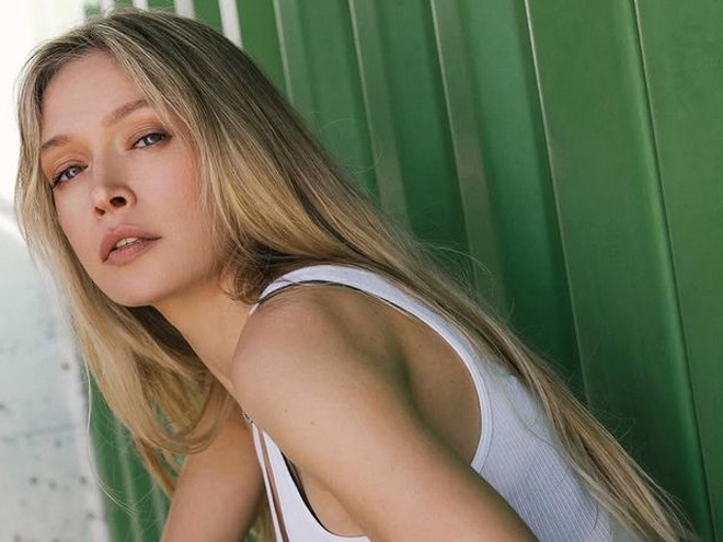 «Твоя нова сусідка»: Брежнєва влаштувала пікантну фотосесію у під'їзді