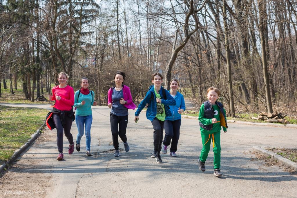 Киевляне устроили пробежку с мусорными пакетами