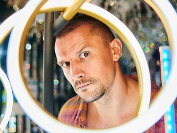 Зірка Кріпосної Цимбалюк показав, як його кусає кохана