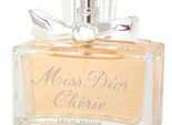 Miss Dior гуляє по Парижу Miss Dior гуляє по Парижу