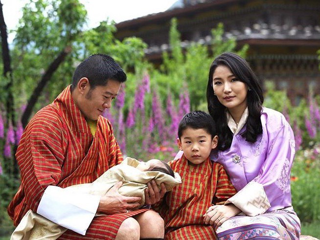 Король Бутана Джигме Кхесар Вангчук и королева Джецун с сыновьями