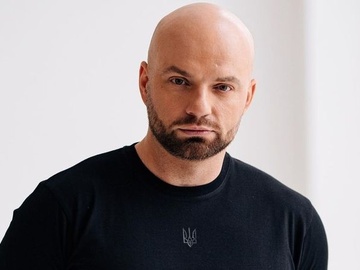 Слава Дьомін засвітив своє дитяче фото під новорічною ялинкою