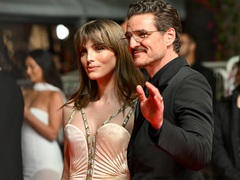 Трансгендерная сестра Педро Паскаля прошлась по подиуму на Неделе моды в Париже