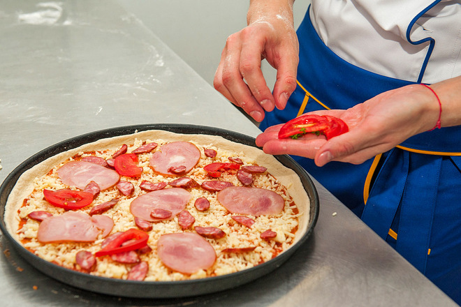 Пицца с охотничья рецепт. b057f6016444d32f008708e71c9be556 pizza okhotnichiya dsc 0946. Пицца с охотничья рецепт фото. Пицца с охотничья рецепт-b057f6016444d32f008708e71c9be556 pizza okhotnichiya dsc 0946. картинка Пицца с охотничья рецепт. картинка b057f6016444d32f008708e71c9be556 pizza okhotnichiya dsc 0946. Охотничью пиццу можно приготовить в домашних условиях потратив на это от 15 до 40 минут. Все зависит от рецепта, которым воспользуетесь. Главный ингредиент блюда — одноименные колбаски. Остальные продукты добавляйте по своему желанию и вкусовым предпочтениям. Какие ингредиенты гармонично сочетаются в начинке и как приготовить пиццу за 15 минут — пошаговые рецепты с фото.