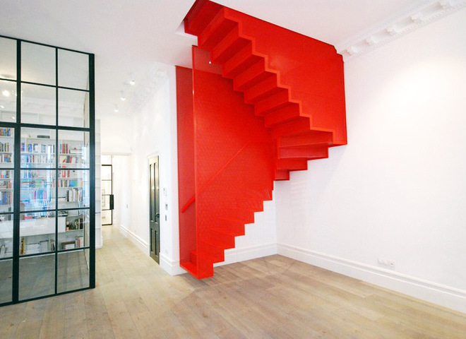 Подвесная красная лестница