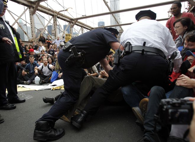 Аресты на Бруклинском мосту в Нью-Йорке