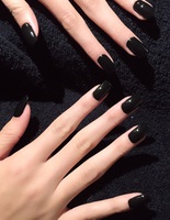 Манікюр з чорним лаком: як і з чим носити