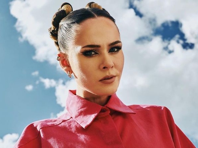 Фронтвумен The Hardkiss Юлія Саніна знялася у фотосесії разом із батьками