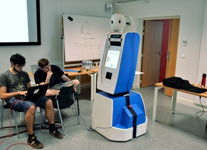 Новый сотрудник аэропорта Амстердама – робот
