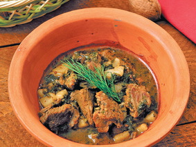 Баранина, тушенная в луково-томатном соусе