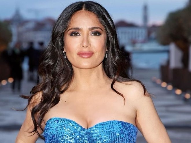 57-річна Сальма Гаєк показала, як засмагає у бікіні