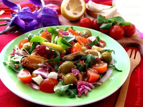 Салат с мидиями, черри, микс-салатом и оливками