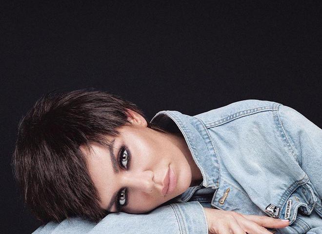 Анна Седокова примерила образ короткостриженной брюнетки