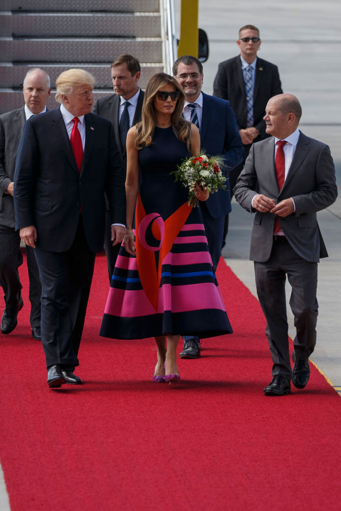 Мелания Трамп в ярком платье от Delpozo