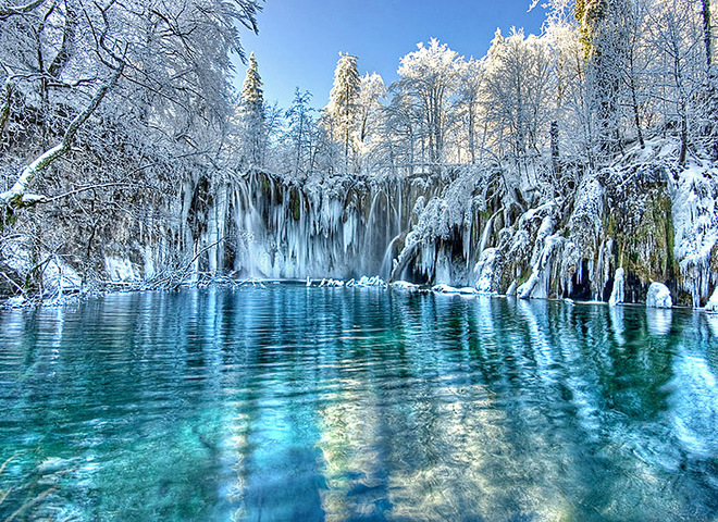 Дивовижні замерзлі водоспади