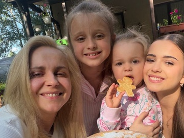 Ребрик з трьома доньками знялися в однакових образах на березі моря