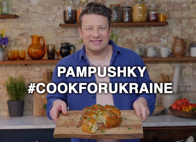 Джейми Оливер приготовил украинские пампушки