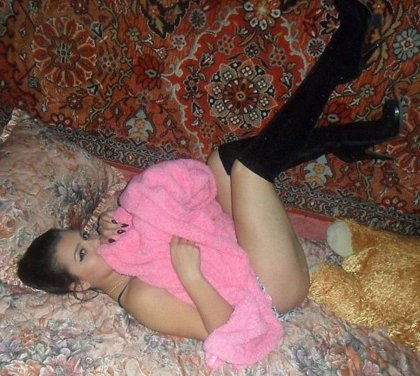 Эротика на фоне ковра