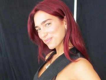 "Барбі-русалка": Дуа Ліпа в купальнику розповіла про пошуки себе під водою