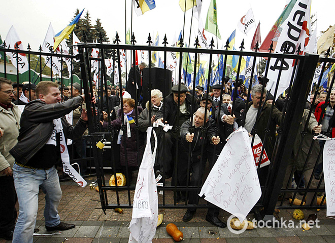 Мітингувальники ламають паркан під Радою