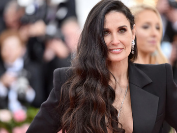 Демі Мур запостила зворушливе фото з новонародженою онукою