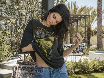 Скандальные футболки Kendall+Kylie