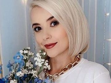 Міка Ньютон показала, який вигляд мала в дитинстві довговолосою брюнеткою