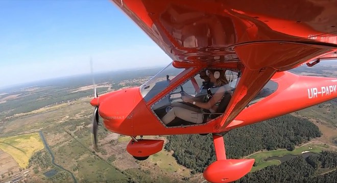 Леся Нікітюк сіла за штурвал літака