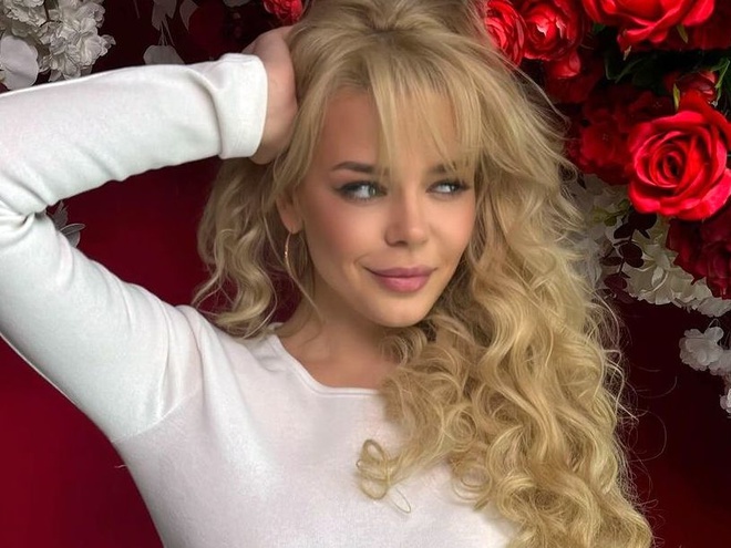 Гросу в боді з вирізами й у квітах запропонувала оцінити її світлини