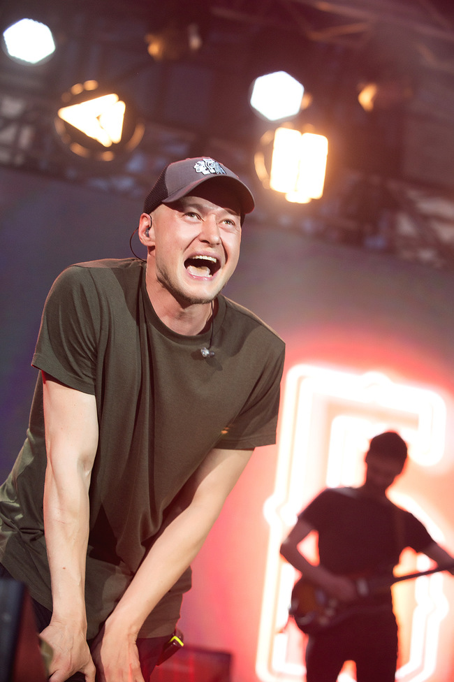 Уникальная выставка, мастер-классы, концерт в новом составе: как прошёл концерт Бумбокс в Киеве