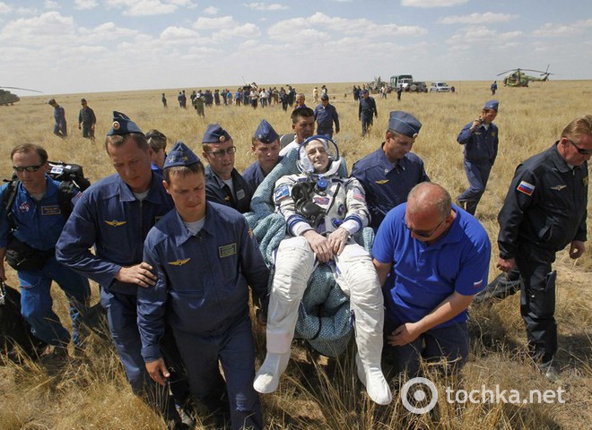 Космонавты "Союза" приземляются в Казахстане