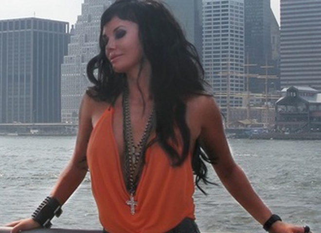 Сюжет клипа разворачивается на фоне современного мегаполиса 