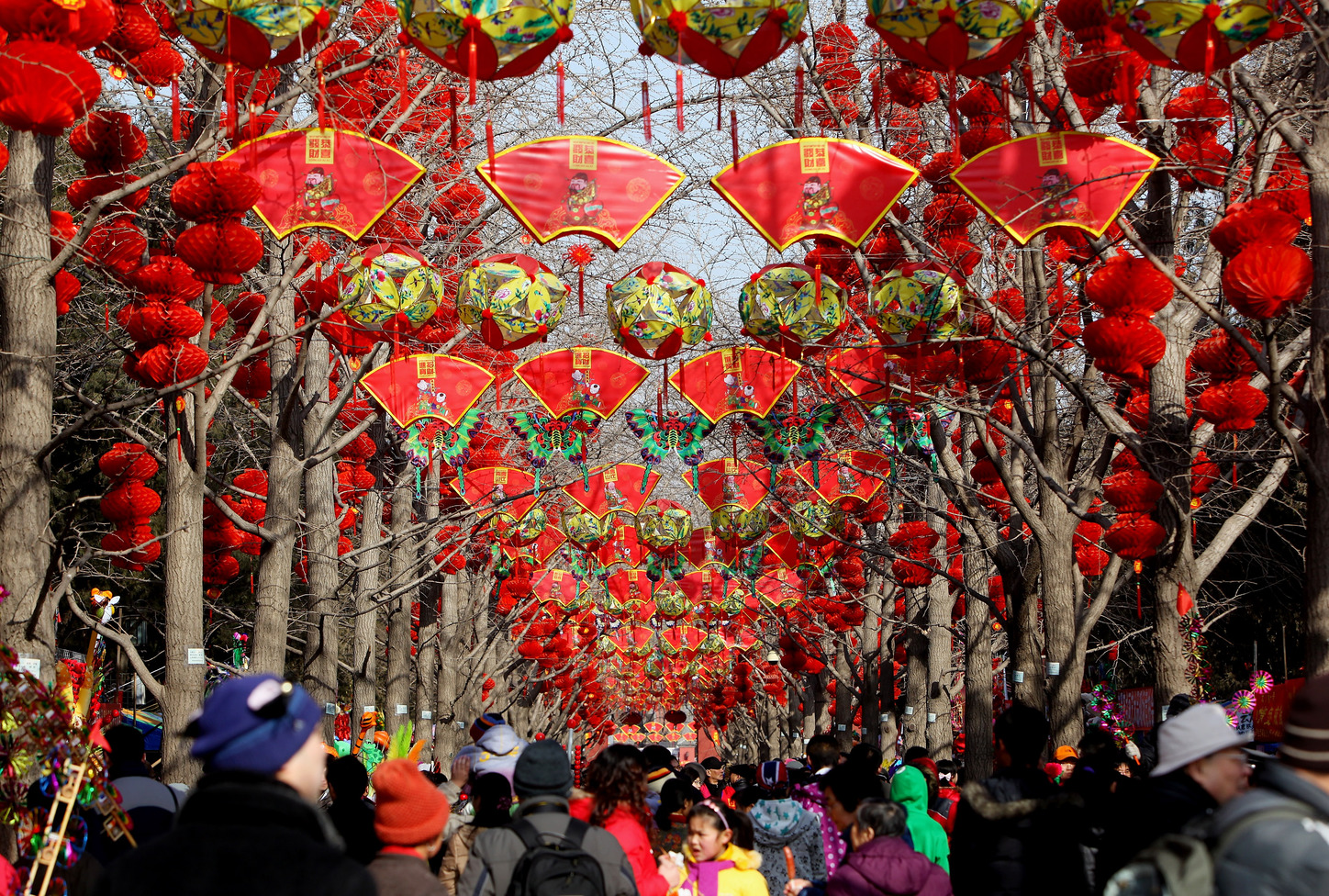 Выходные в китае в марте. Японский новый год. Китайский новый год украшения. Новый год в Японии. Китайское новогоднее дерево.