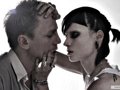 Дівчина з татуюванням дракону