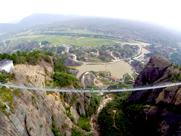 Над склом: прогулянки по найдовшому скляному мосту в світі