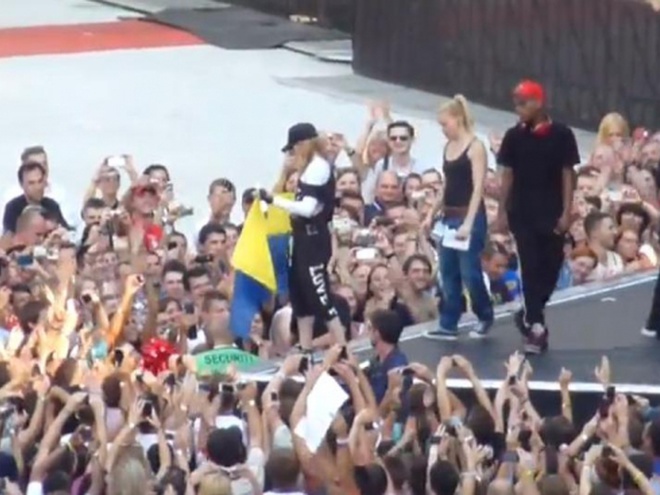 Мадонна з прапором