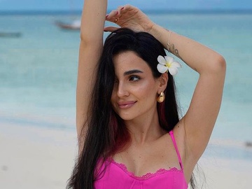 Анна Трінчер похвалилася фігурою в бікіні на пляжі в Танзанії